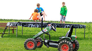 Bauernhofurlaub mit Trampolin und Spielgeräten sowie Fahrzeugen für Kinder